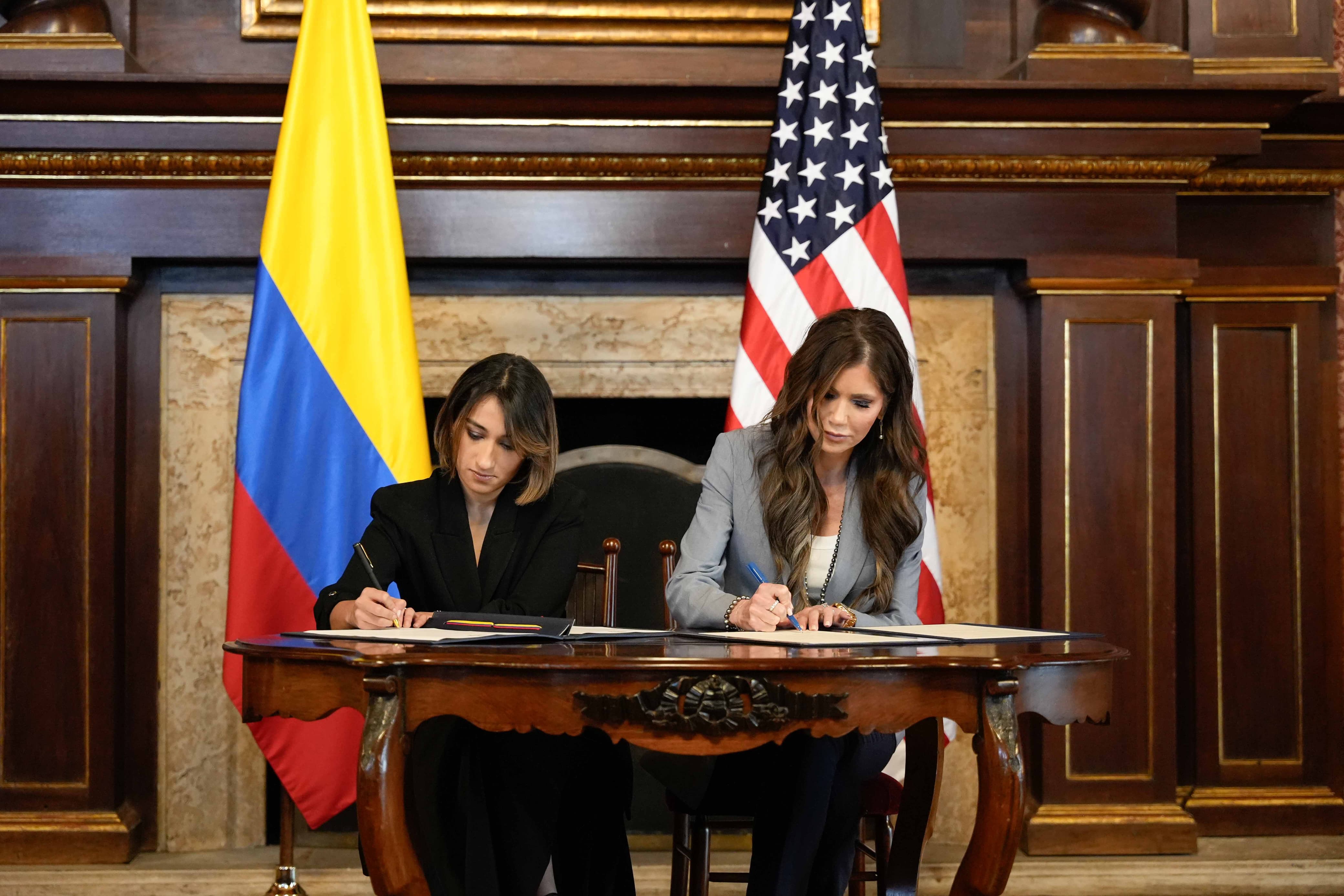 Laura Sarabia y Kristi Noem. Foto: Cancillería