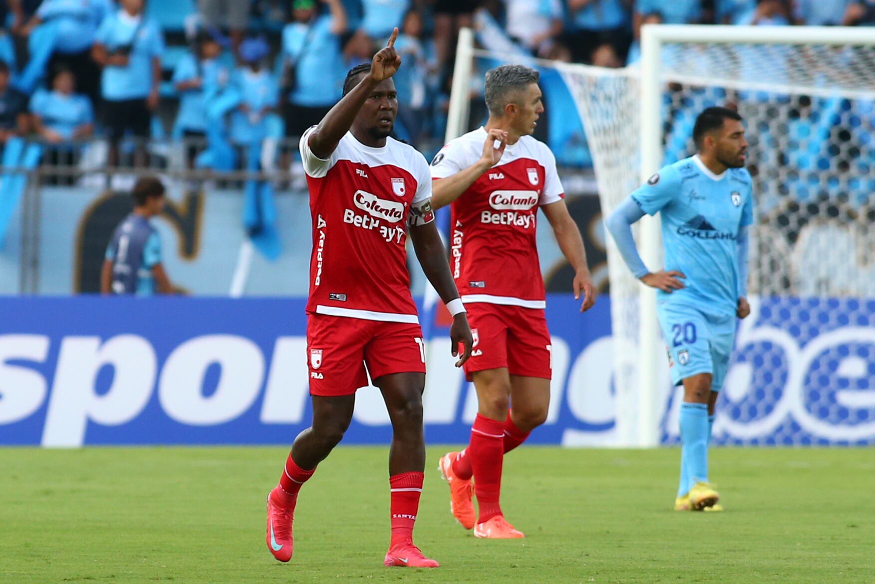 Hugo Rodallega celebra el único gol de Independiente Santa Fe en la derrota 2-1ante el Deportes Iquique. FOTO: EFE/ Alex Diaz