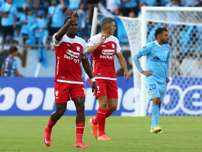 Hugo Rodallega celebra el único gol de Independiente Santa Fe en la derrota 2-1ante el Deportes Iquique. FOTO: EFE/ Alex Diaz