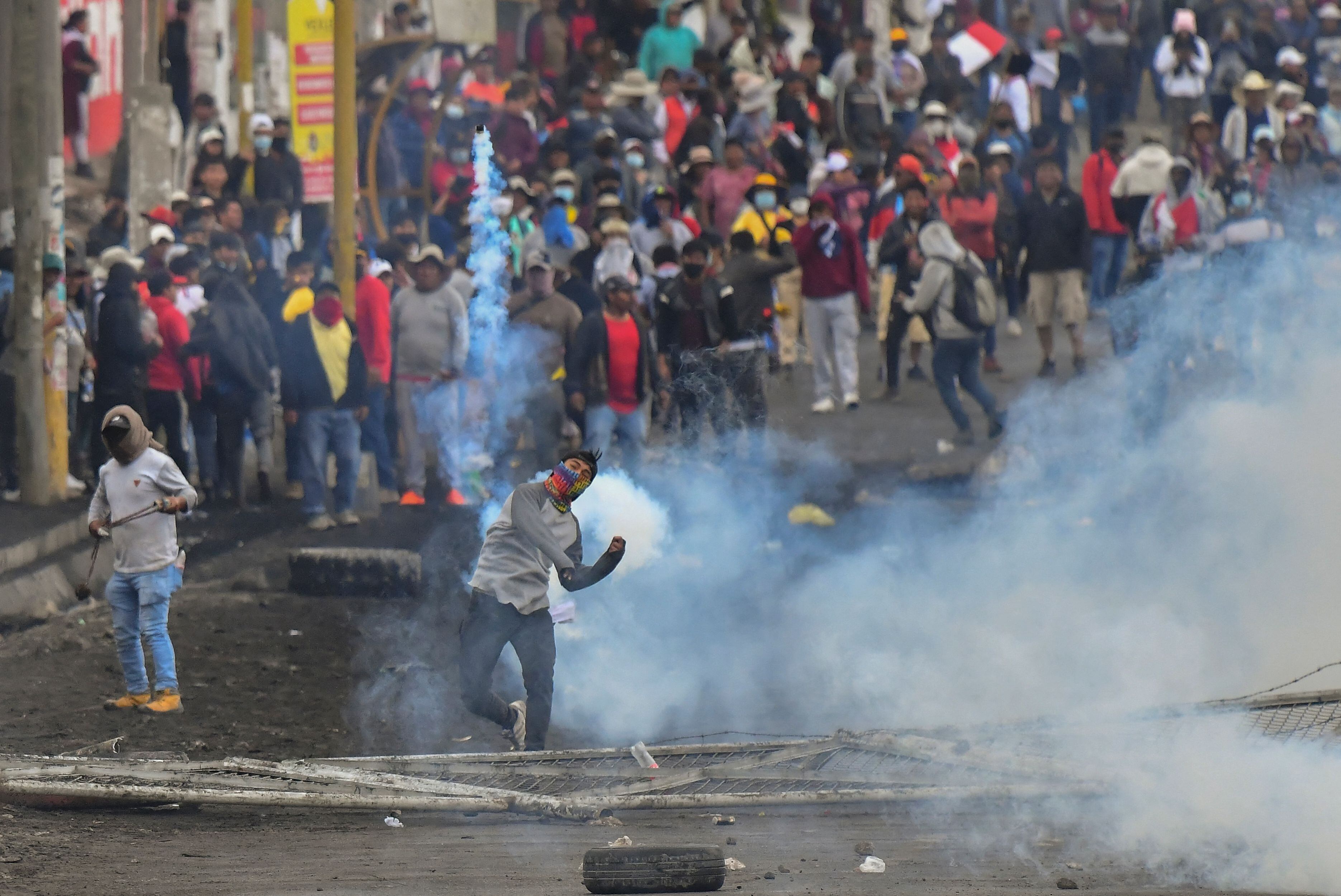 Los manifestantes chocan con la policía antidisturbios en el puente Añashuayco en Arequipa, Perú. Foto de DIEGO RAMOS/AFP vía Getty Images.