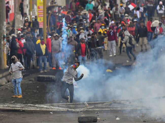 Los manifestantes chocan con la policía antidisturbios en el puente Añashuayco en Arequipa, Perú. Foto de DIEGO RAMOS/AFP vía Getty Images.