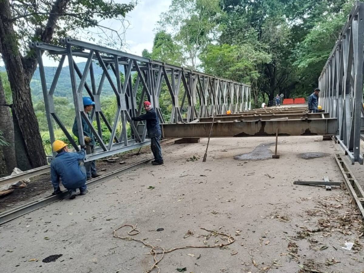 Continua instalación de puente provisional en la vía Sardinata - Ocaña