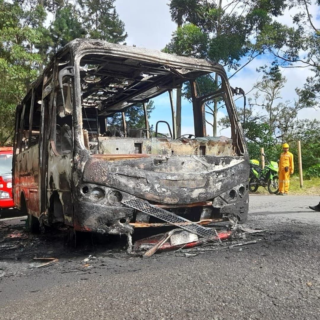 El automotor incinerado quedó en la mitad de la carretera. Crédito: Red de Apoyo Cauca.