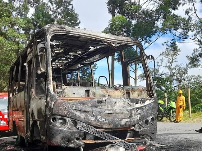 El automotor incinerado quedó en la mitad de la carretera. Crédito: Red de Apoyo Cauca.
