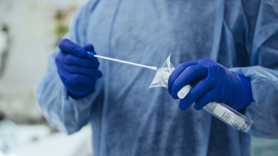 Desde el 8 hasta el 10 de abril se comenzarán a realizar pruebas PCR gratuitas en el Colegio Industrial y Camilo Torres en la comuna 6 de Barrancabermeja. Foto: Getty Images / WESTEND61