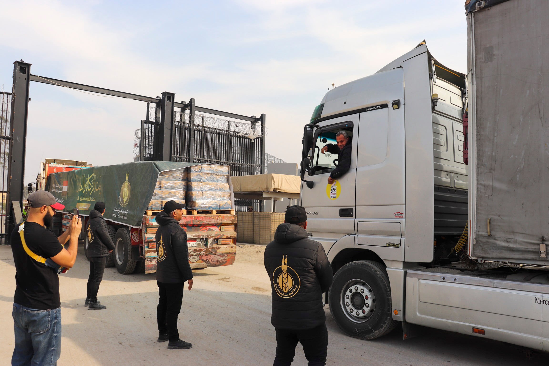 378 camiones cargados con ayuda humanitaria y otros 10 con combustible. FOTO: EFE/María Morales