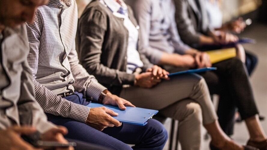 Juan Daniel Oviedo dijo que en muchas de las actividades que se vieron afectadas trabajaban mujeres.. Foto: Getty Images