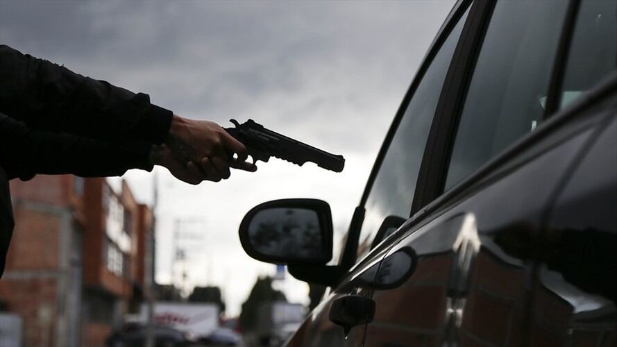 Una persecución policial terminó con el asesinato de un presunto delincuente que minutos antes habría hurtado el vehículo de un conductor de Uber. Foto: Colprensa