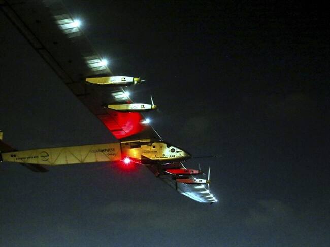 El avión Solar Impulse 2 aterrizó en Abu Dabhi culminando su vuelta al mundo. Foto: Agencia EFE