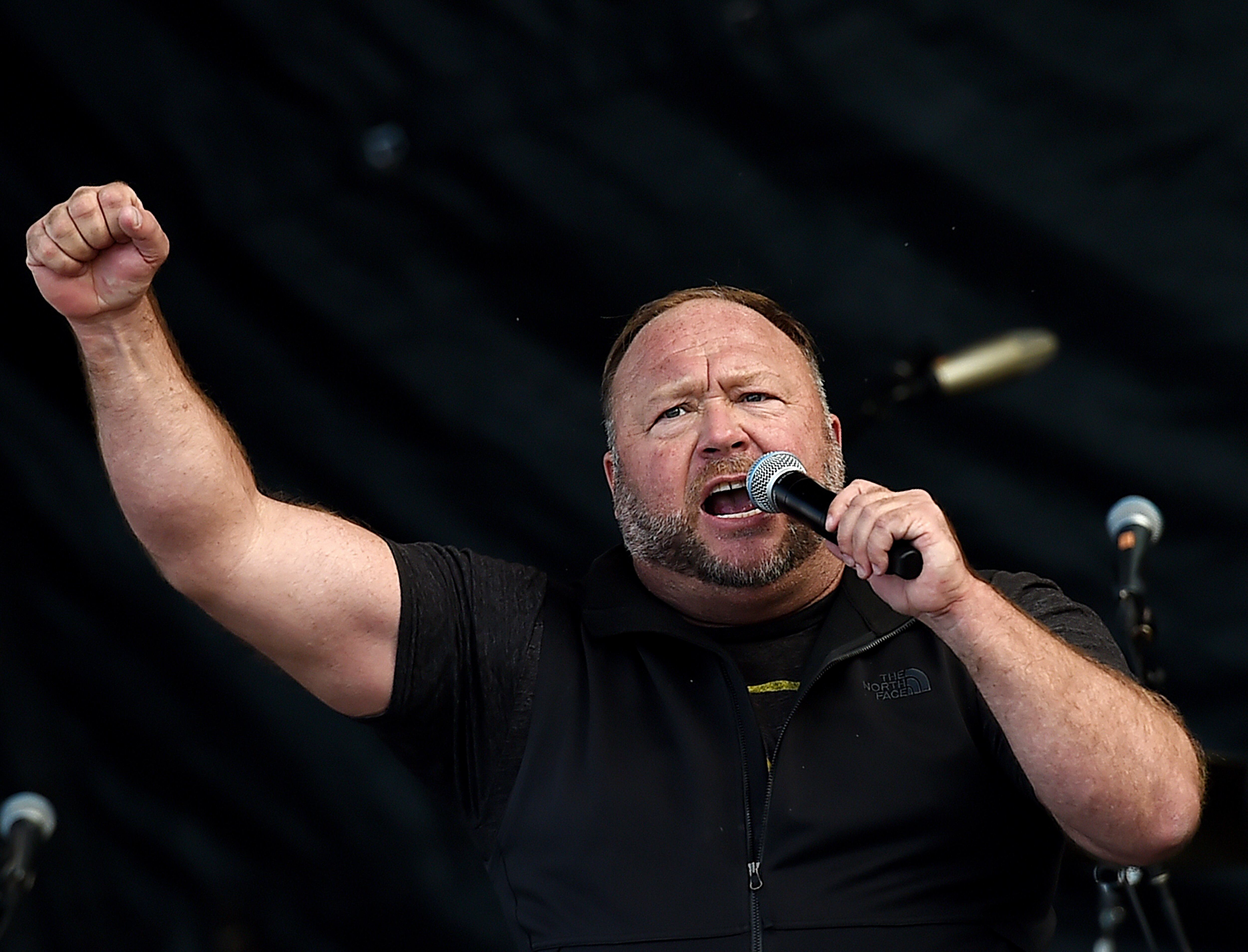 El locutor de radio de extrema derecha estadounidense, Alex Jones, habla con los partidarios de Donald Trump mientras se manifiestan en Washington, DC, el 12 de diciembre de 2020, para protestar por las elecciones de 2020. (Photo by Olivier DOULIERY / AFP) (Photo by OLIVIER DOULIERY/AFP via Getty Images)