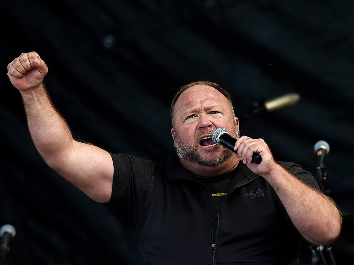 Multan con 45 millones de dólares a Alex Jones por divulgar teorías conspirativas