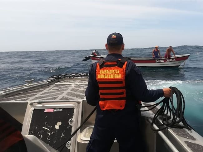 Unidades de  la Armada Nacional rescataron a dos ciudadanos colombianos que se encontraban a la deriva en el sector norte de Isla Aguja.. Foto: Cortesía/ Armada Nacional.