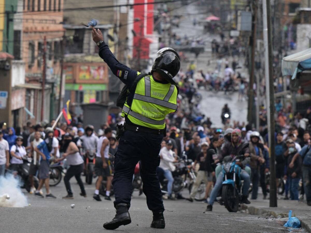 Militares lanzan bombas lacrimógenas a venezolanos que protestan tras reelección de Maduro