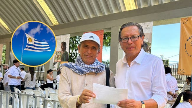 Armando Novoa, jefe del equipo negociador del Gobierno y Walter Mendoza, jefe del equipo negociador de la Coordinadora Nacional Ejército Bolivariano - Al lado la bandera de Uruguay