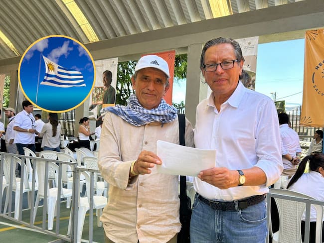 Armando Novoa, jefe del equipo negociador del Gobierno y Walter Mendoza, jefe del equipo negociador de la Coordinadora Nacional Ejército Bolivariano - Al lado la bandera de Uruguay