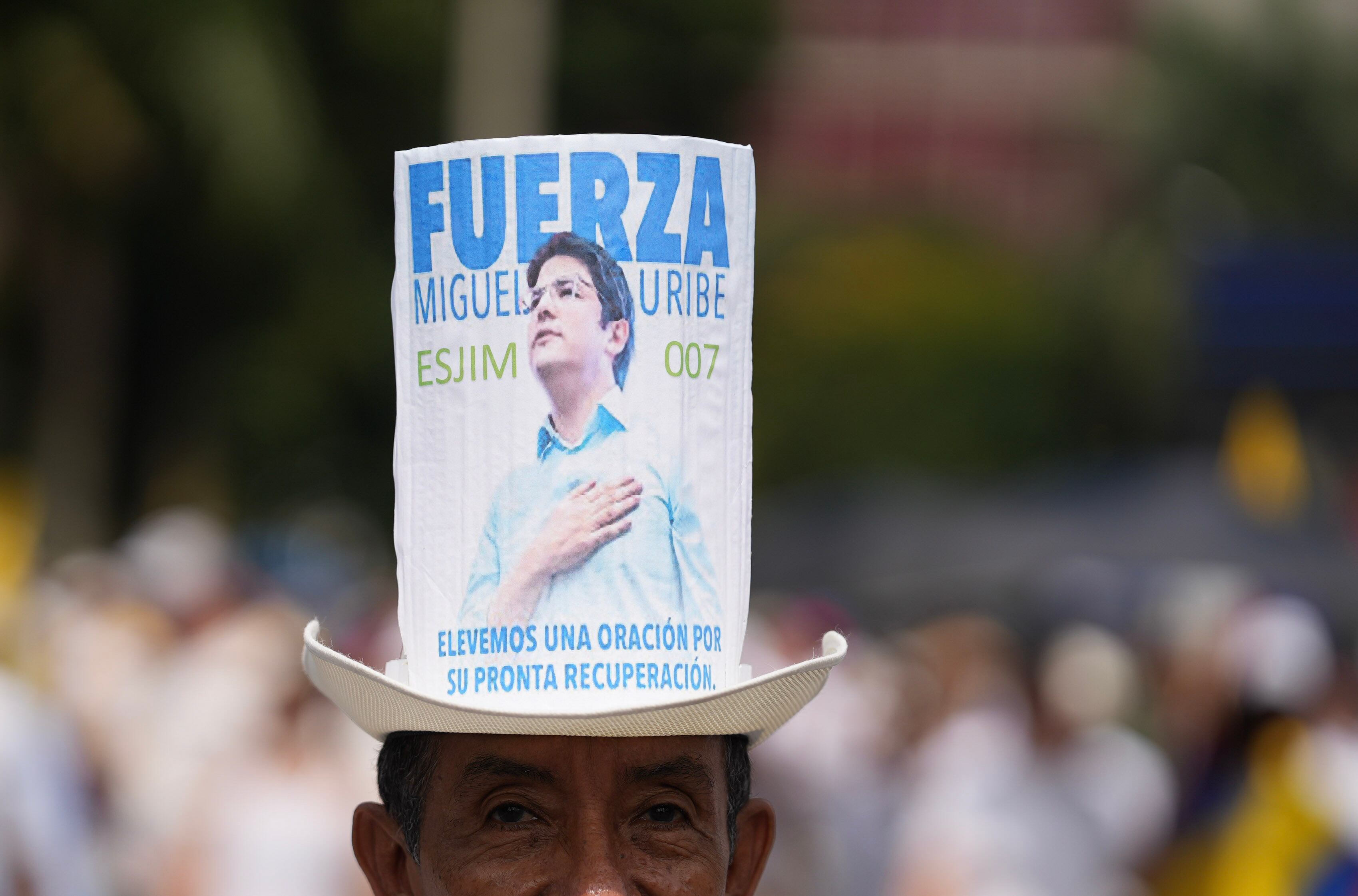Un hombre con la imagen del senador Miguel Uribe Turbay se manifiesta durante la "Marcha del silencio". EFE/Ernesto Guzmán
