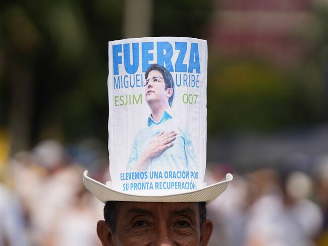 Un hombre con la imagen del senador Miguel Uribe Turbay se manifiesta durante la "Marcha del silencio". EFE/Ernesto Guzmán