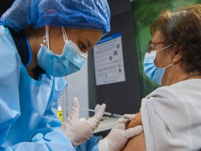 Tercera dosis contra el COVID-19: cuándo y a quiénes se aplicará en Colombia