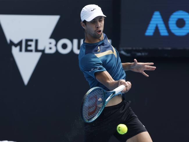 Melbourne (Australia), 16/01/2024.- Daniel Elahi Galan of Colombia in action against Sebastian Baez of Argentina during the Men's 2nd round match at the Australian Open 2024, at Melbourne Park in Melbourne, Australia, 17 January 2024. (Tenis) EFE/EPA/MAST IRHAM
