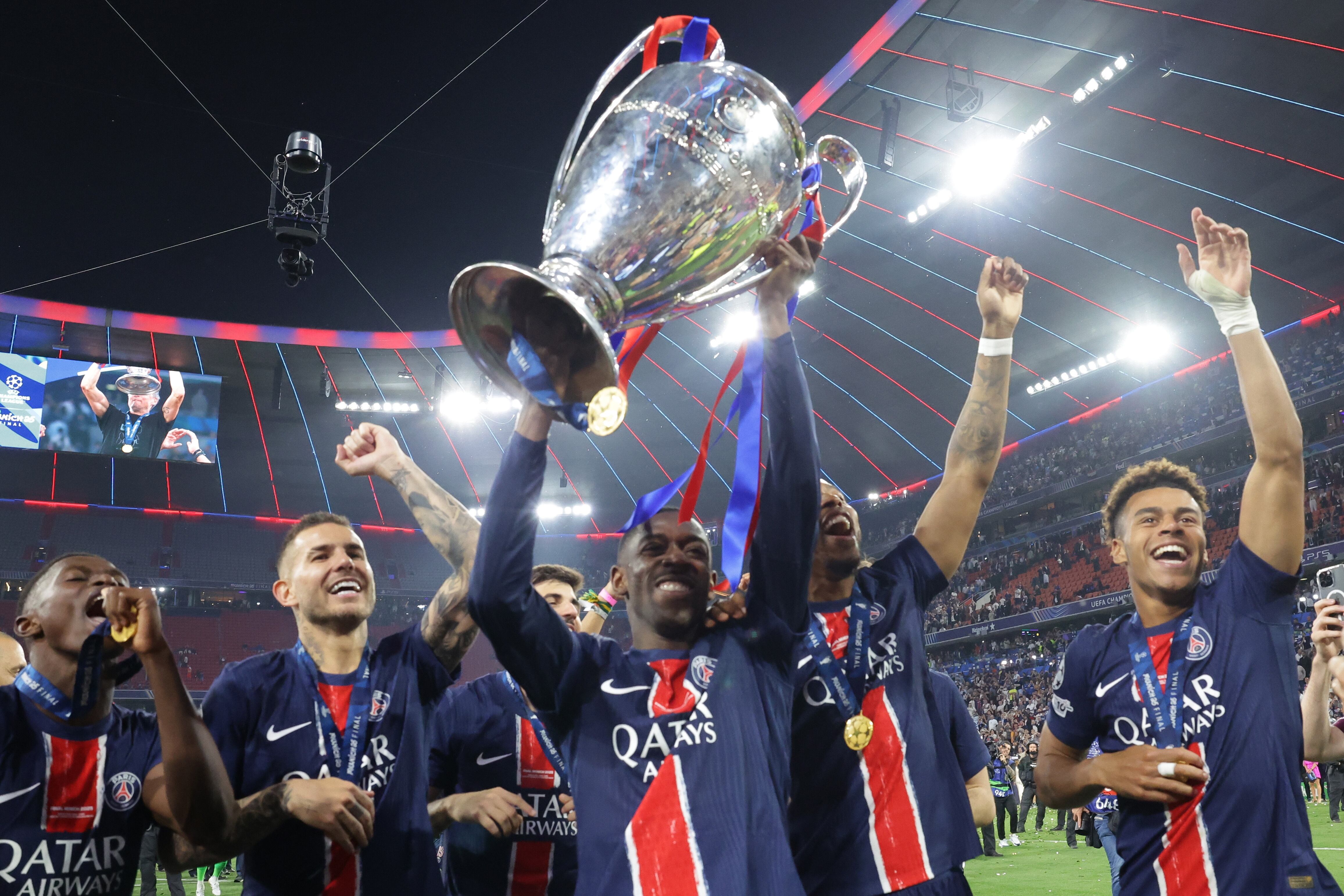 Munich (Germany), 31/05/2025.- Players of PSG celebrate with the trophy after winning the UEFA Champions League final between Paris Saint-Germain and Internazionale Milano, in Munich, Germany 31 May 2025. (Liga de Campeones, Alemania) EFE/EPA/CHRISTOPHER NEUNDORF