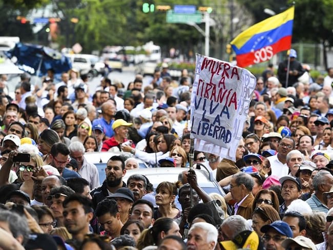 El pueblo debe decidir quien toma el poder de Venezuela: diputado venezolano