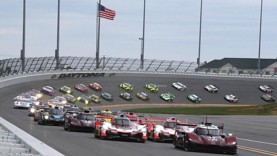 Montoya y sus compañeros de equipo, Dane Cameron y Simon Pagenaud, con el Acura-Penske #6 de Penske. Foto: Colprensa