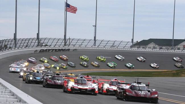 Montoya y sus compañeros de equipo, Dane Cameron y Simon Pagenaud, con el Acura-Penske #6 de Penske. Foto: Colprensa