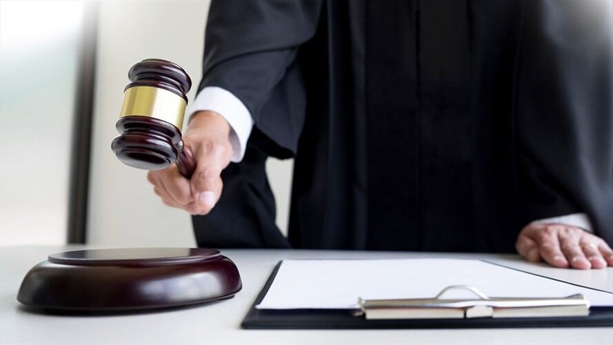 El juez ordenó cinco días de arresto y multa de $2’343.726 al odontólogo Carlos Martín Rojas Carvajal, por el desacato de una tutela. Foto: Getty Images