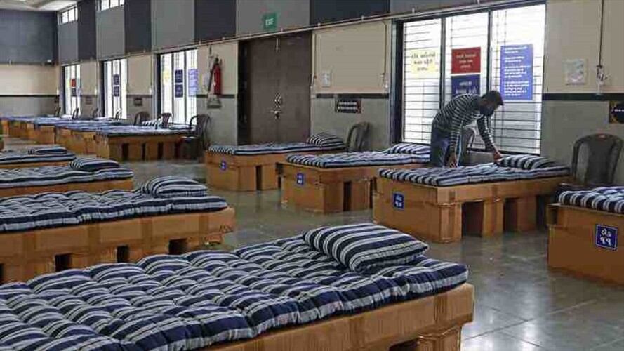 Kadar Shaikh convirtió sus oficinas de 2.800 metros cuadrados en un hospital con 85 camas que cuenta con acceso gratuito.. Foto: Agencia AFP