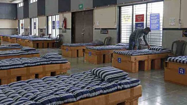 Kadar Shaikh convirtió sus oficinas de 2.800 metros cuadrados en un hospital con 85 camas que cuenta con acceso gratuito.. Foto: Agencia AFP