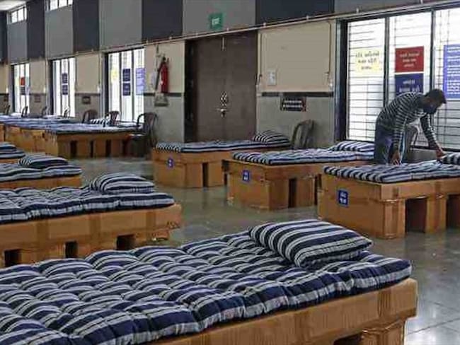 Kadar Shaikh convirtió sus oficinas de 2.800 metros cuadrados en un hospital con 85 camas que cuenta con acceso gratuito.. Foto: Agencia AFP