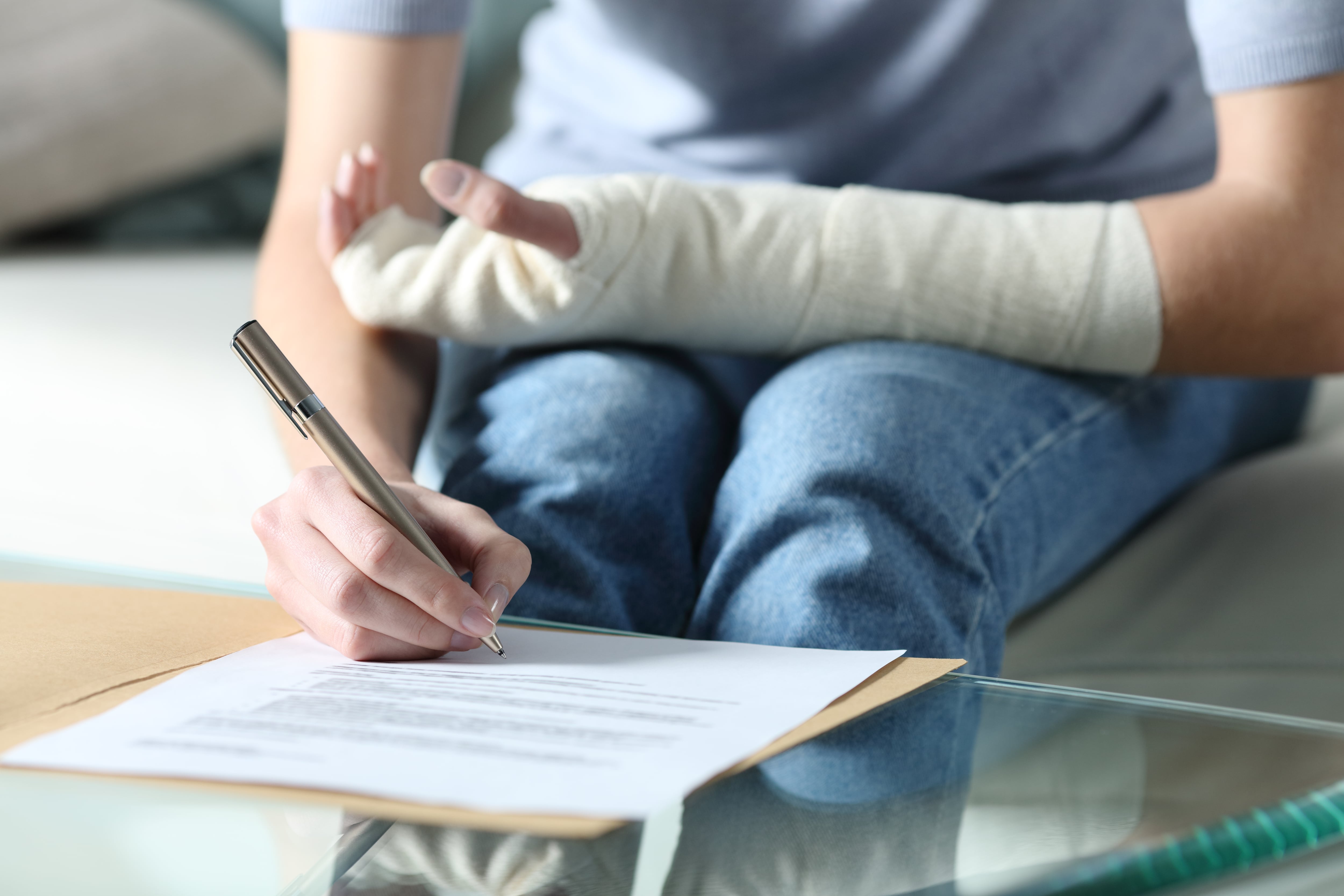 Persona incapacitada laboralmente y firmando un documento. (Foto vía Getty Images)