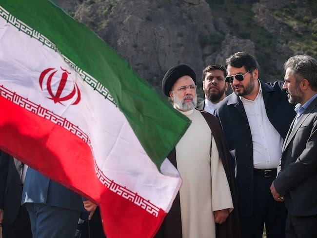 Aras (Iran (islamic Republic Of)), 19/05/2024.- A handout photo made available by the Iranian presidential office shows, Iranian President Ebrahim Raisi (C) Iranian road and Urban minister Mehrdad Bazrpash (2-R) at the site of the Iran-Azerbaijan-constructed Qiz-Qalasi dam at the Aras River at the Iran and Azerbaijan shared border in north-western Iran, 19 May 2024. According to Iranian state media, a helicopter carrying Iranian President Ebrahim Raisi has suffered a &#039;hard landing&#039;, giving no further information about the incident. Raisi was returning after an inauguration ceremony of the joint Iran-Azerbaijan-constructed Qiz-Qalasi dam at the Aras River at the Iran and Azerbaijan shared border in north-western Iran. (Azerbaiyán) EFE/EPA/IRANIAN PRESIDENTIAL OFFICE / HANDOUT HANDOUT EDITORIAL USE ONLY/NO SALES HANDOUT EDITORIAL USE ONLY/NO SALES
