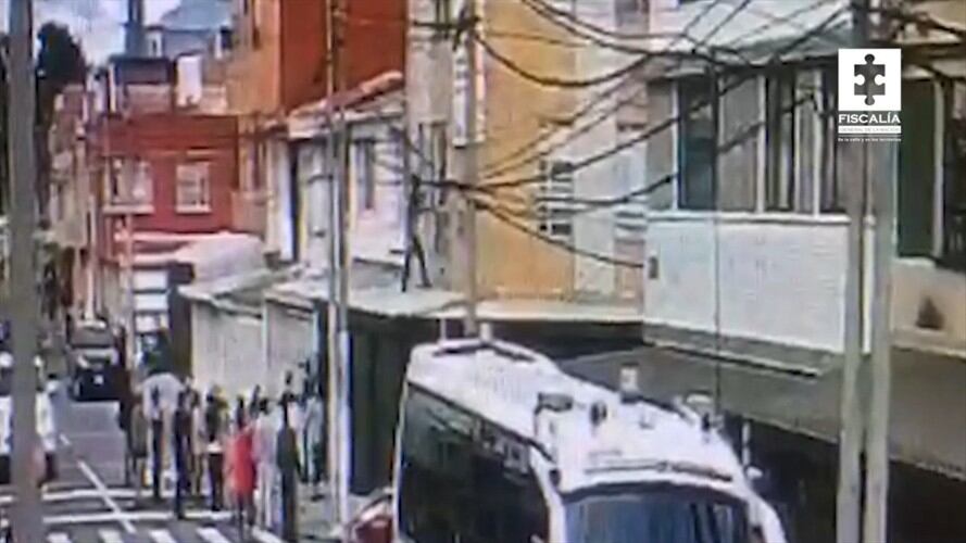 Un fiscal Seccional Bogotá imputó al joven, de 18 años, los delitos de tentativa de homicidio agravado y maltrato animal. Foto: Captura de video