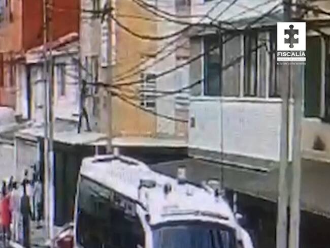Un fiscal Seccional Bogotá imputó al joven, de 18 años, los delitos de tentativa de homicidio agravado y maltrato animal. Foto: Captura de video