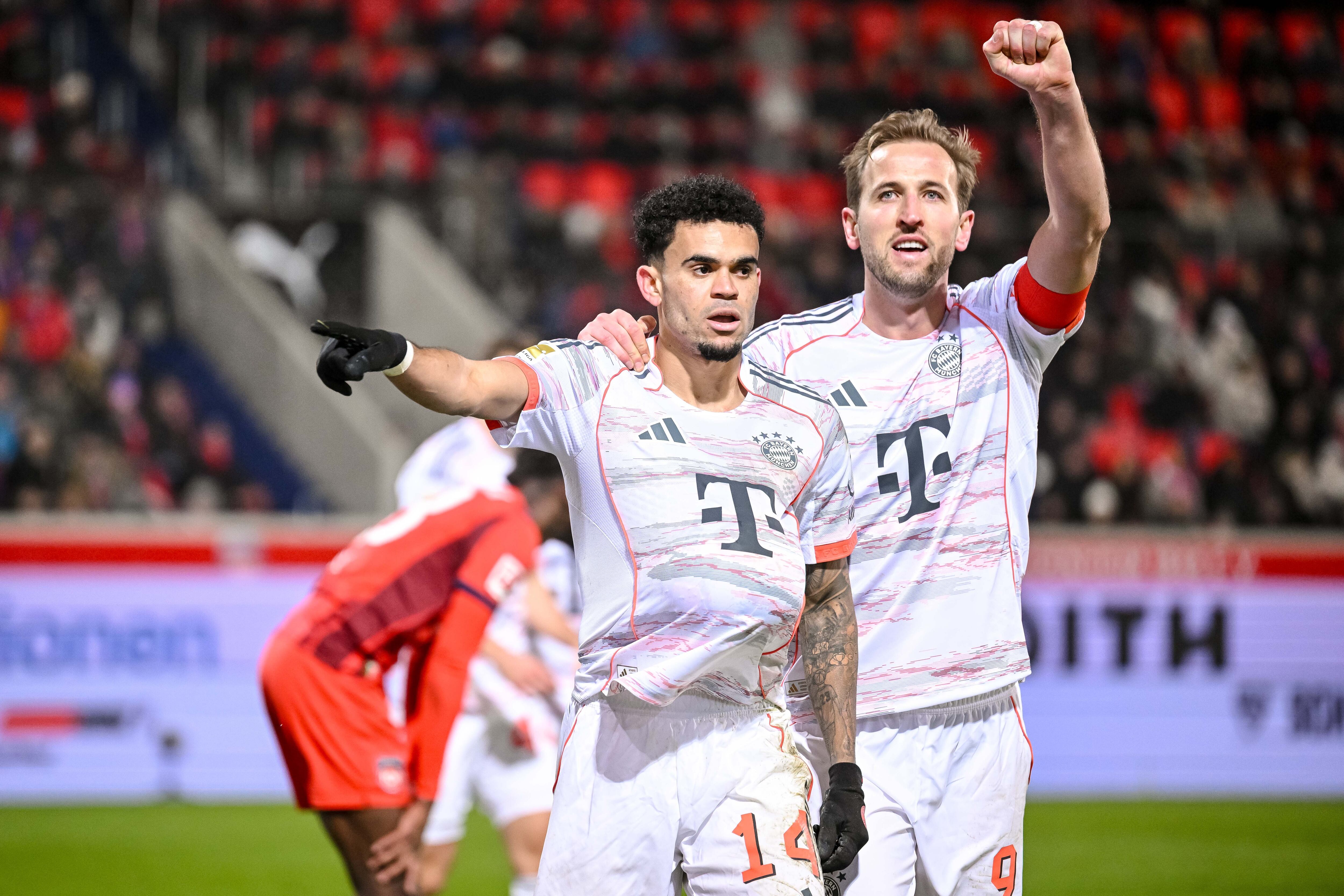 Luis Díaz celebra su gol ante el FC Heidenheim junto a Harry Kane. FOTO: Harry Langer/picture alliance vía Getty Images