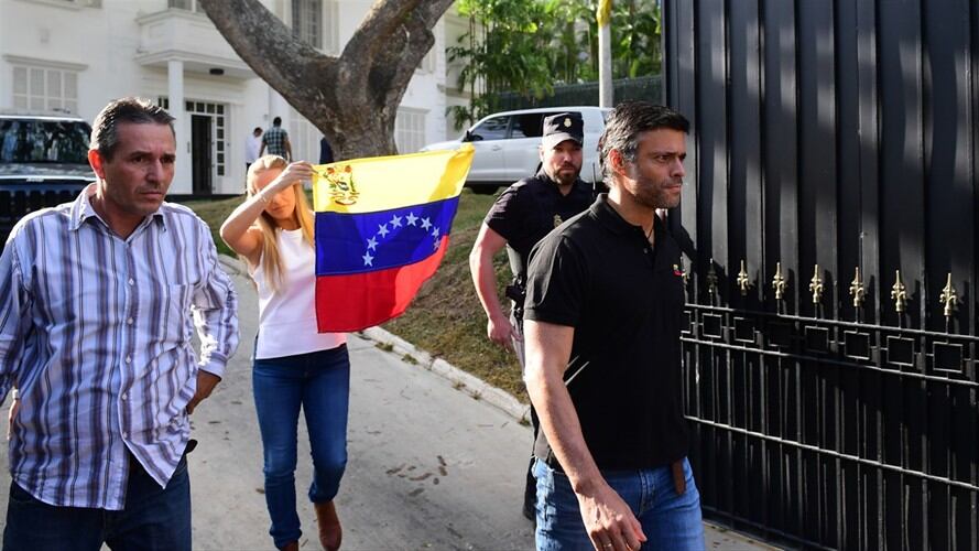 Reencuentro de Leopoldo López con su familia tras huir de Venezuela. Foto: Referencia Getty