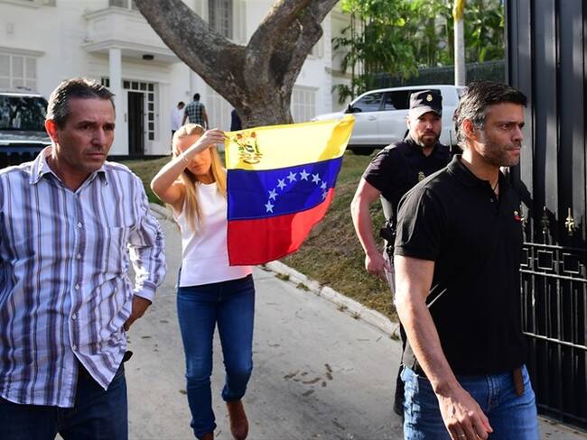 Reencuentro de Leopoldo López con su familia tras huir de Venezuela. Foto: Referencia Getty