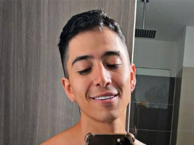 Andy Rivera besó a una seguidora en su visita a la Comuna 13 de Medellín. Foto: Instagram: @andyrivera