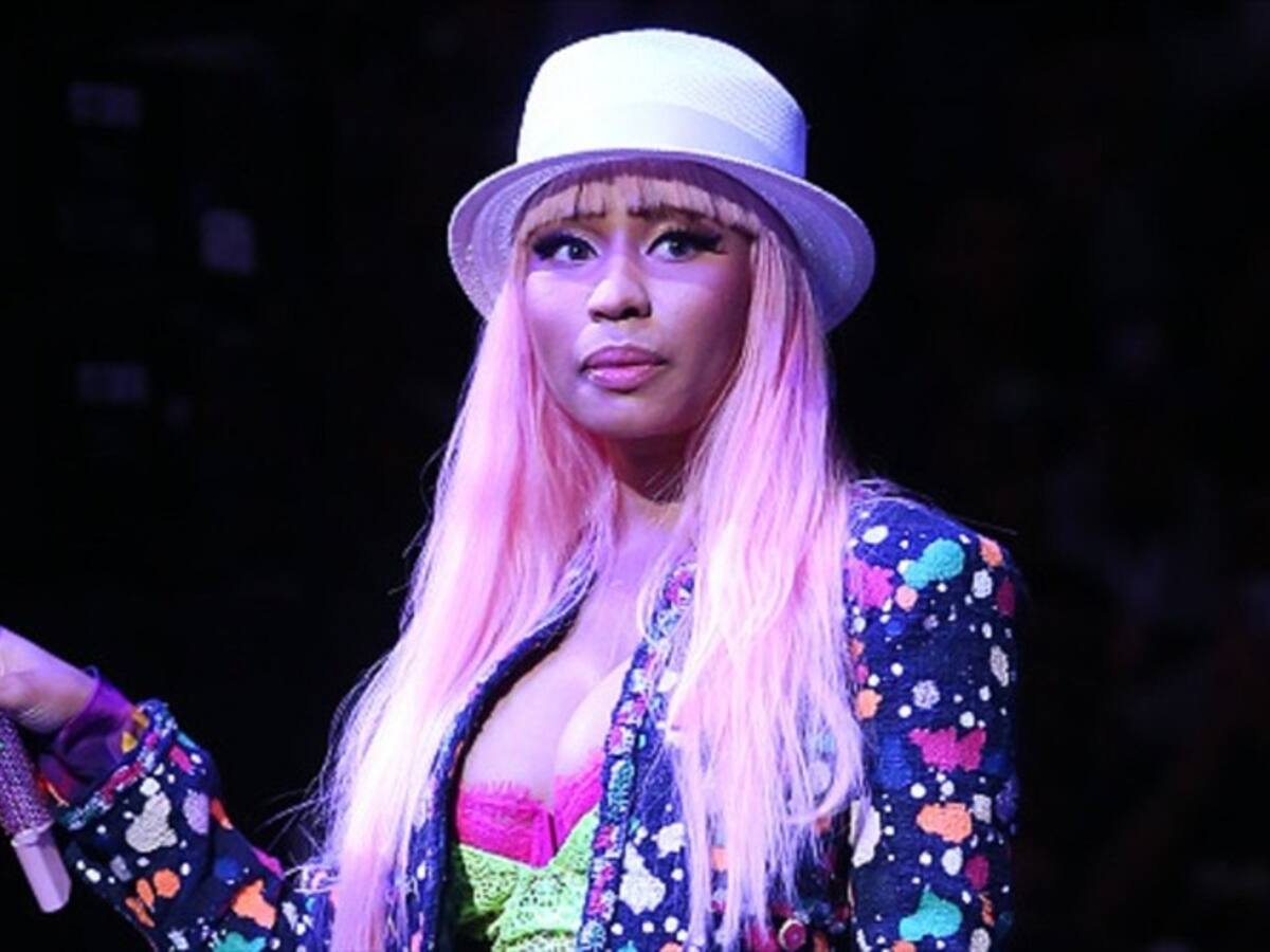 Por error Nicky Minaj mostró todo su pecho en pleno escenario