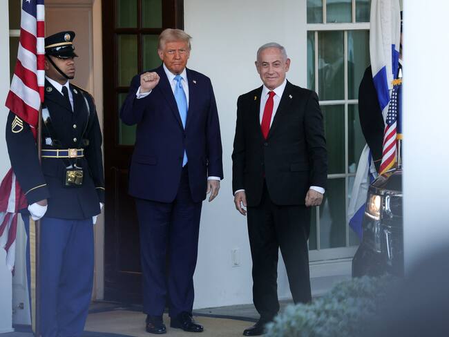 Donald Trump y Benjamin Netanyahu. FOTO: BRYAN DOZIER/Middle East Images/AFP via Getty Images.