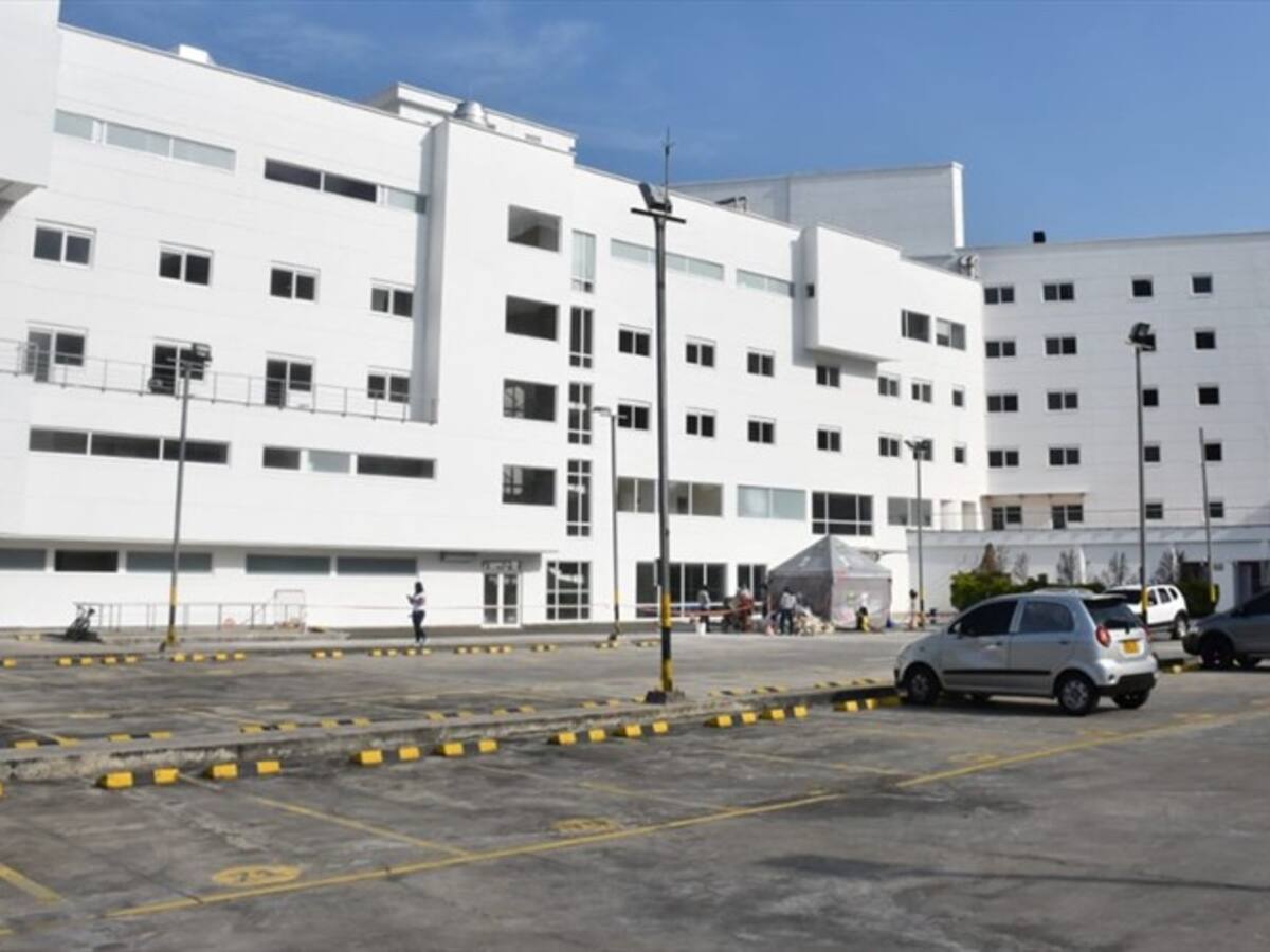 Sin camas en UCI y sin personal médico, Clínica de la 80 sigue cerrada