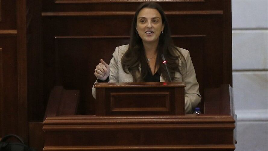 La ministra Karen Abudinén se defiende de la moción de censura en su contra. Foto: Colprensa