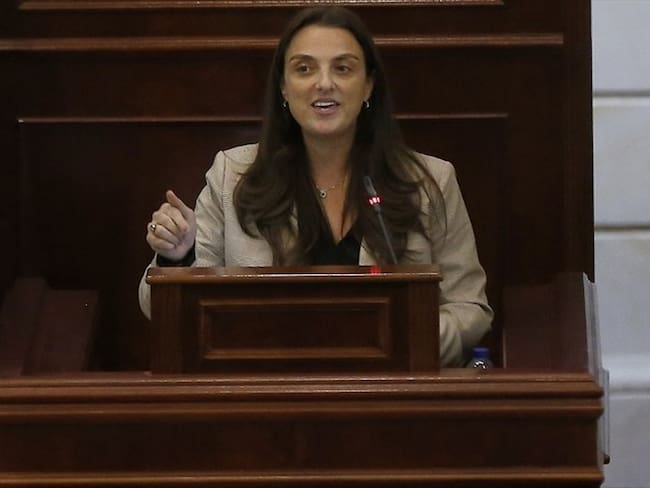 La ministra Karen Abudinén se defiende de la moción de censura en su contra. Foto: Colprensa