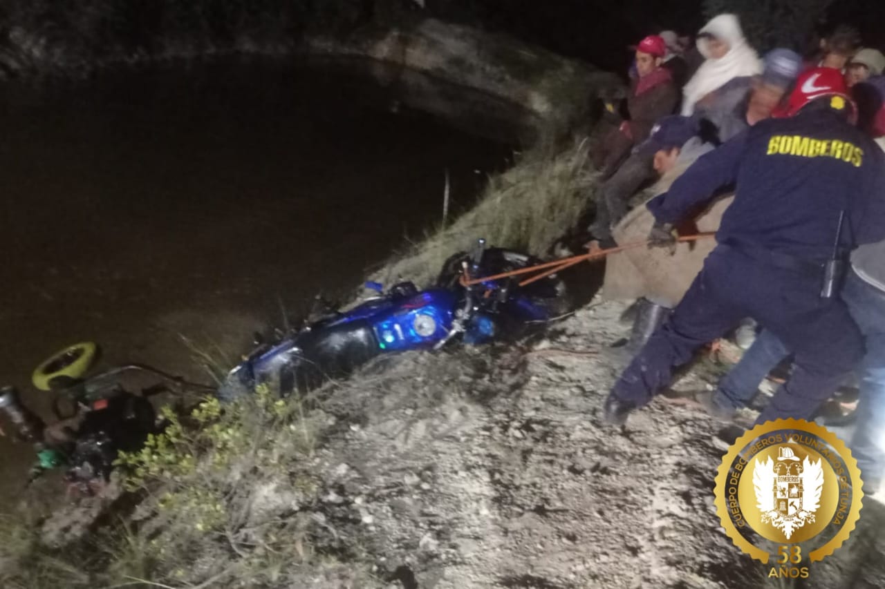 Personal del Cuerpo Voluntario de Bomberos de Tunja llegó al reservorio donde llevó a cabo  maniobras de rescate y recuperó el cuerpo del joven / Foto: Bomberos Tunja.