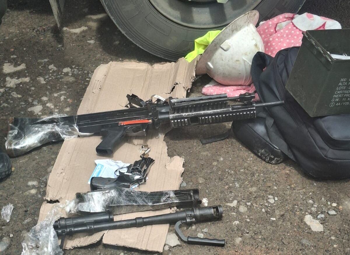 Vehículo que llevaba una ametralladora y revólver. Foto: Suministrada por Katherine Vega