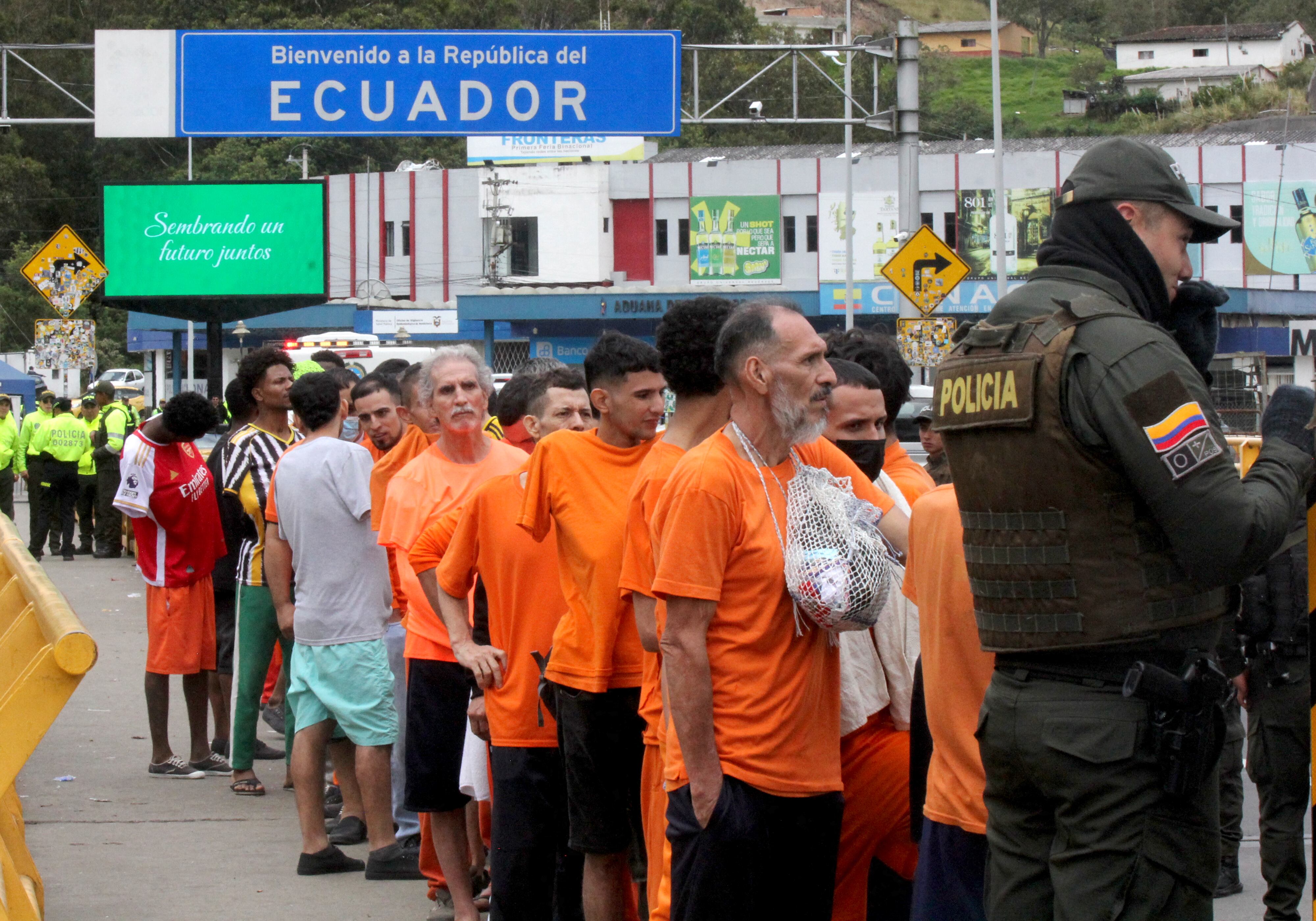 Reclusos hacen fila antes de ser deportados a Colombia en el puente internacional de Rumichaca entre Tulcán, Ecuador e Ipiales, Colombia, el 26 de julio de 2025. (Foto de LEONARDO CASTRO/AFP via Getty Images)