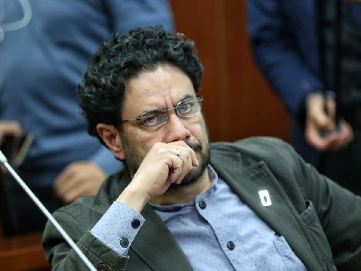 Senador Iván Cepeda denuncia a exfiscal Néstor H. Martínez por chuzadas