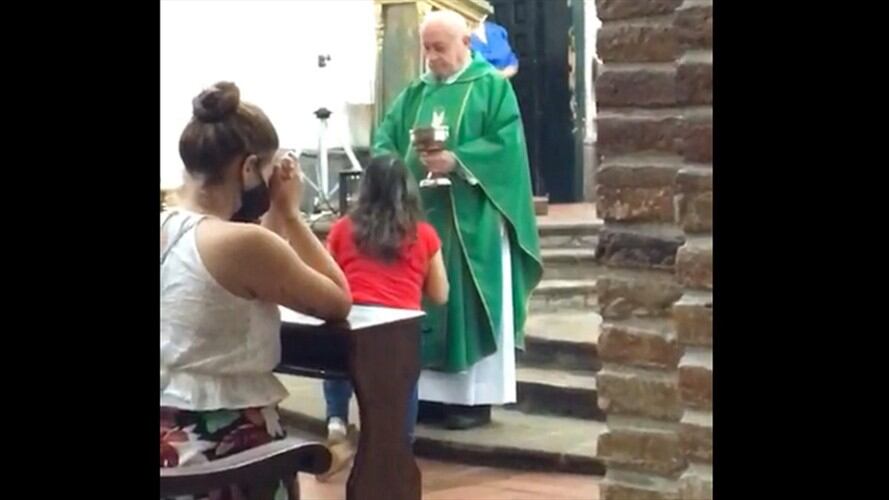 Las autoridades evalúan aplicar sanciones al sacerdote que celebró la eucaristía . Foto: Cortesía Carlos Quilindo