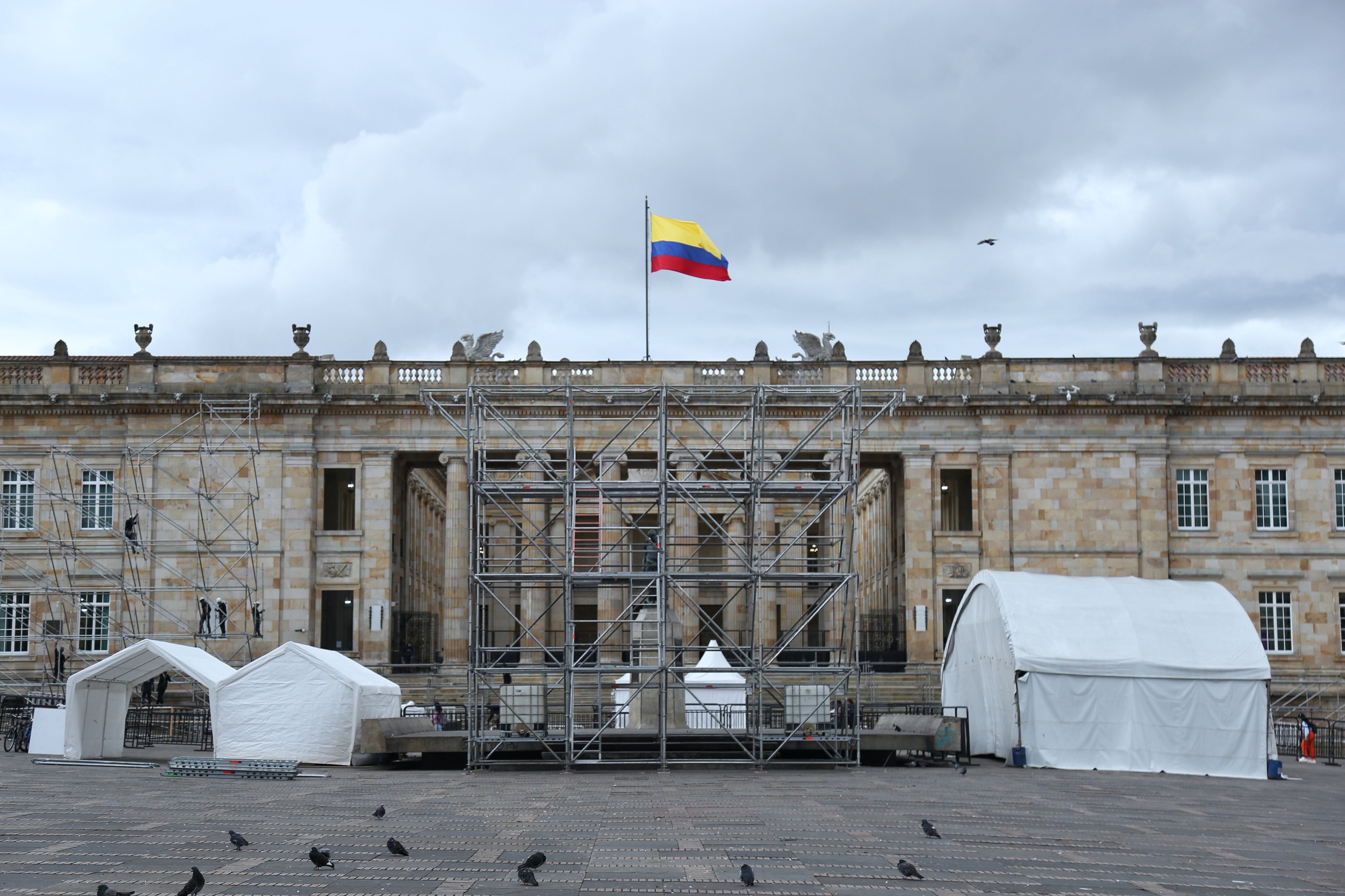 Bogotá, julio 29 de 2022. Montaje de la transmisión de mando presidencial en la Plaza de Bolívar. Foto: (Colprensa - Camila Díaz)
